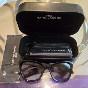 Marc Jacobs Black Acetate Cat-Eye Sunglasses.Lens/bridge/temple (in mm)66-11-145